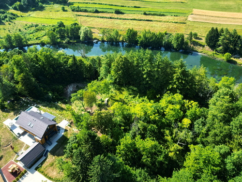 Villa River home by WH