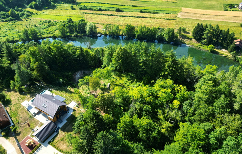 Villa River home by WH