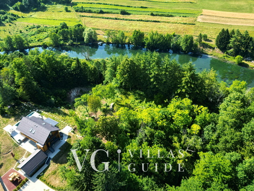 Villa River home by WH