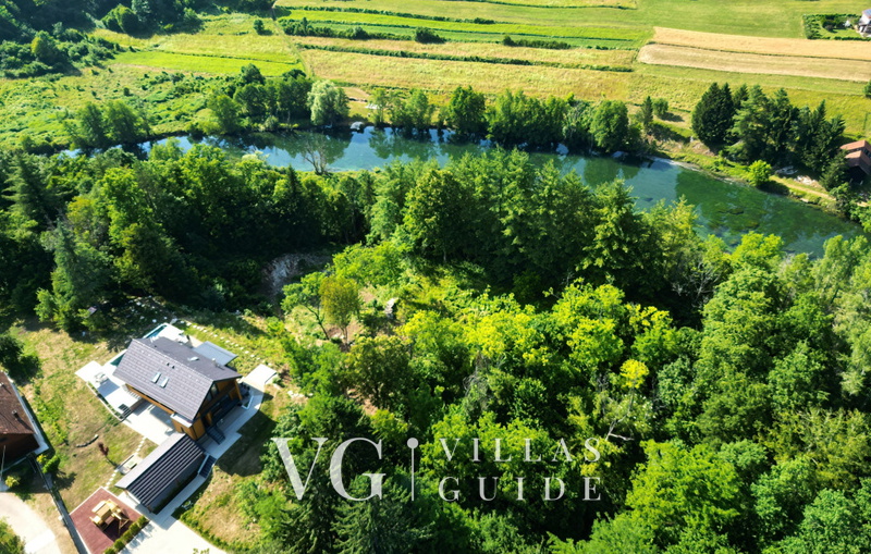 Villa River home by WH