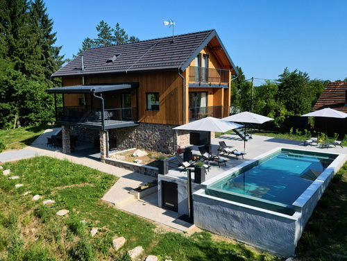 Villa River home by WH