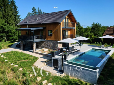 Villa River home by WH