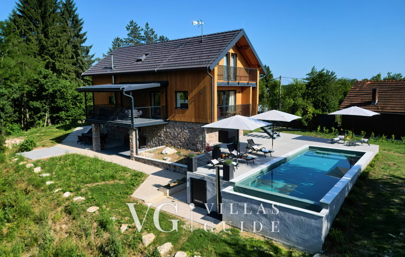 Villa River home by WH