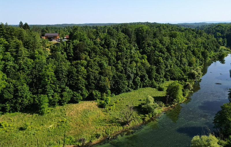 Villa River home by WH