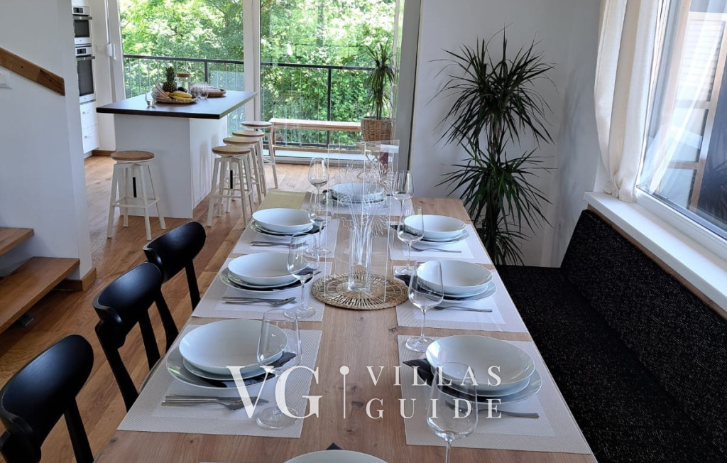 Villa River home by WH Kitchen