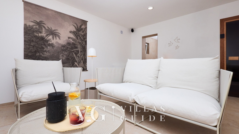 Villa River home by WH Altro