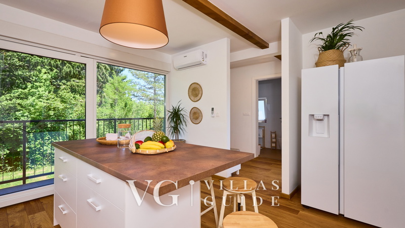 Villa River home by WH