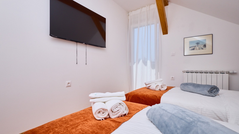 Villa River home by WH