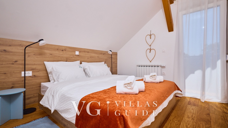 Villa River home by WH