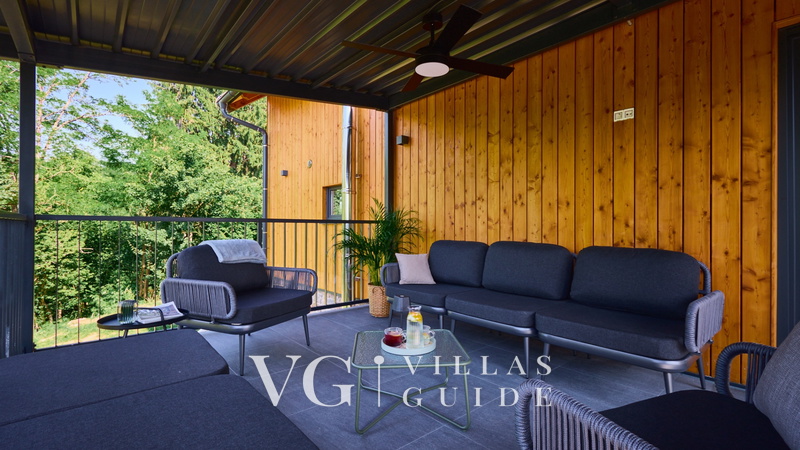 Villa River home by WH