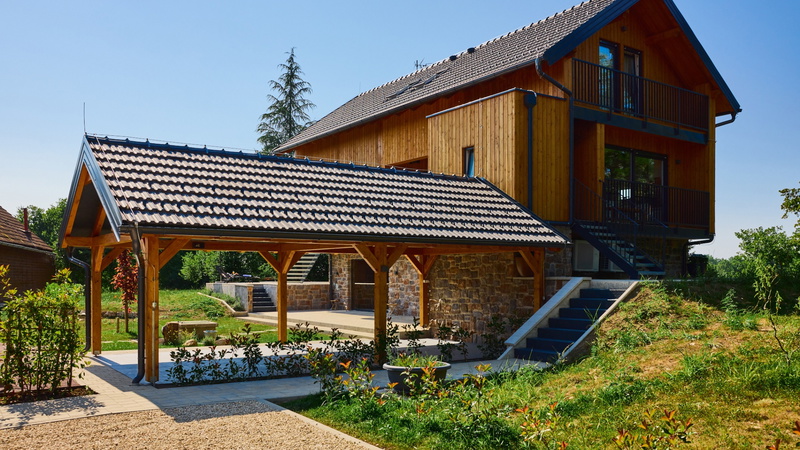 Villa River home by WH