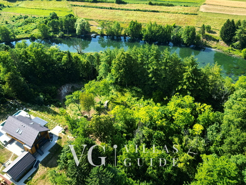 Villa River home by WH