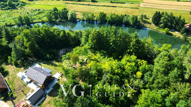 Villa River home by WH