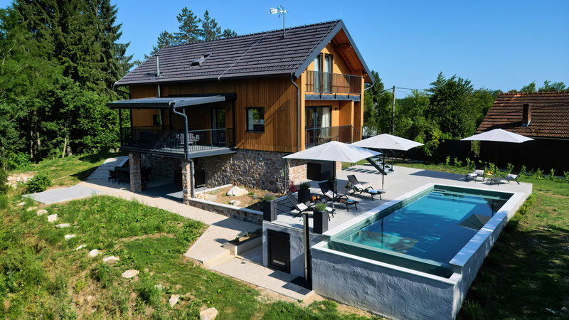 Villa River home by WH