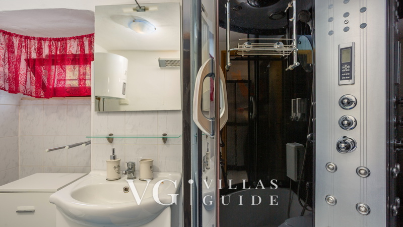 Villa Mirjana with pool Opatija Kupaonica