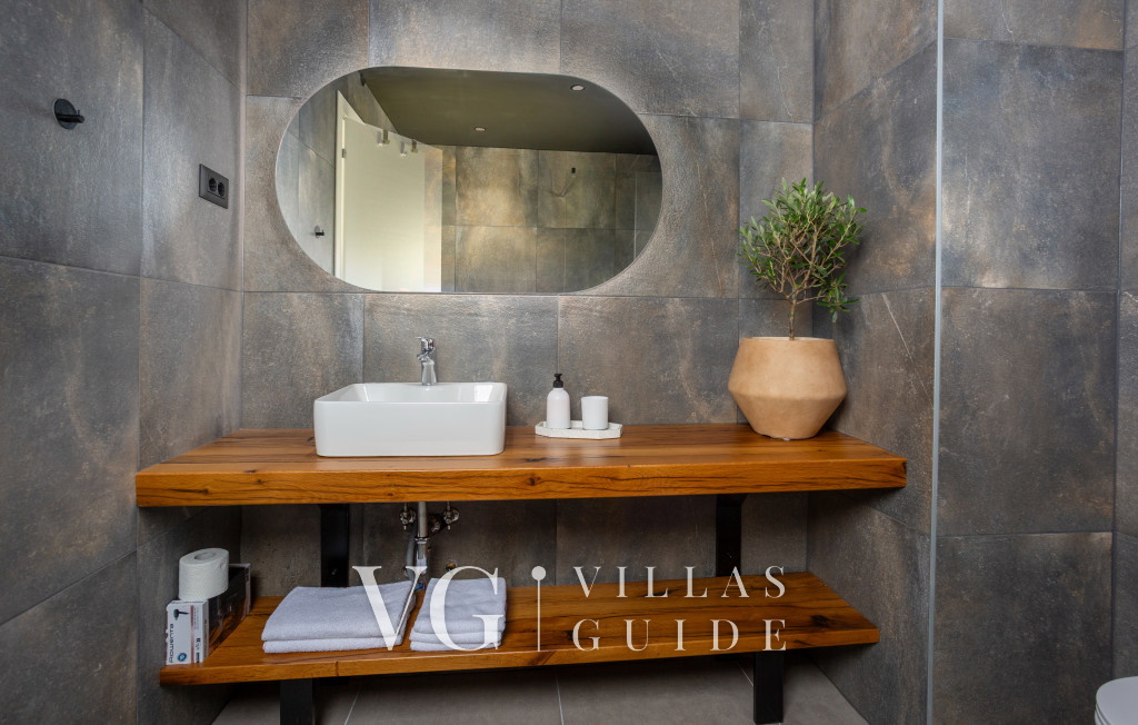 Holiday home Villa Aria with pool Kupaonica