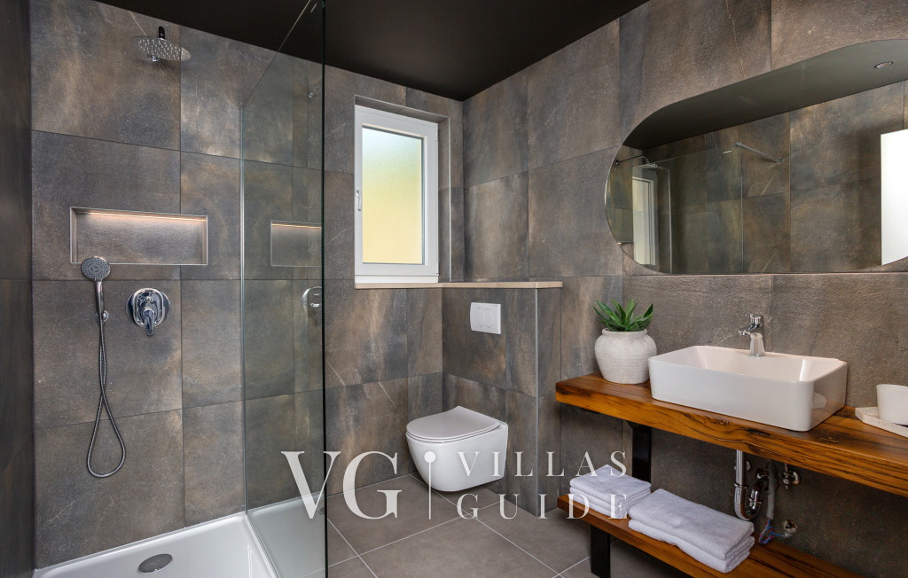 Holiday home Villa Aria with pool Kupaonica