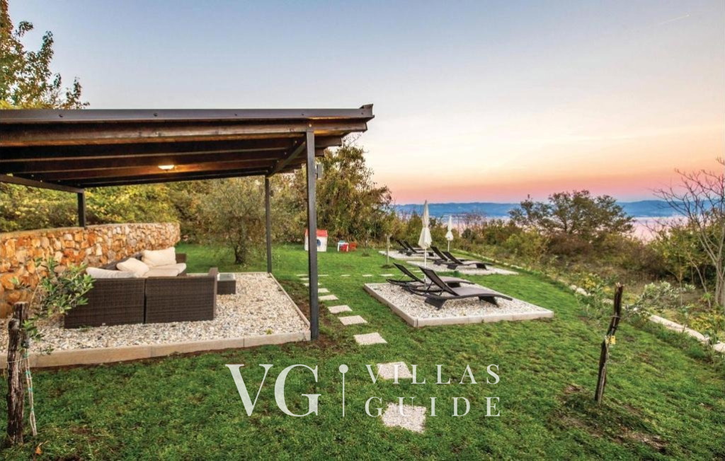 Holiday home Villa Bella with pool Garden and property exterior