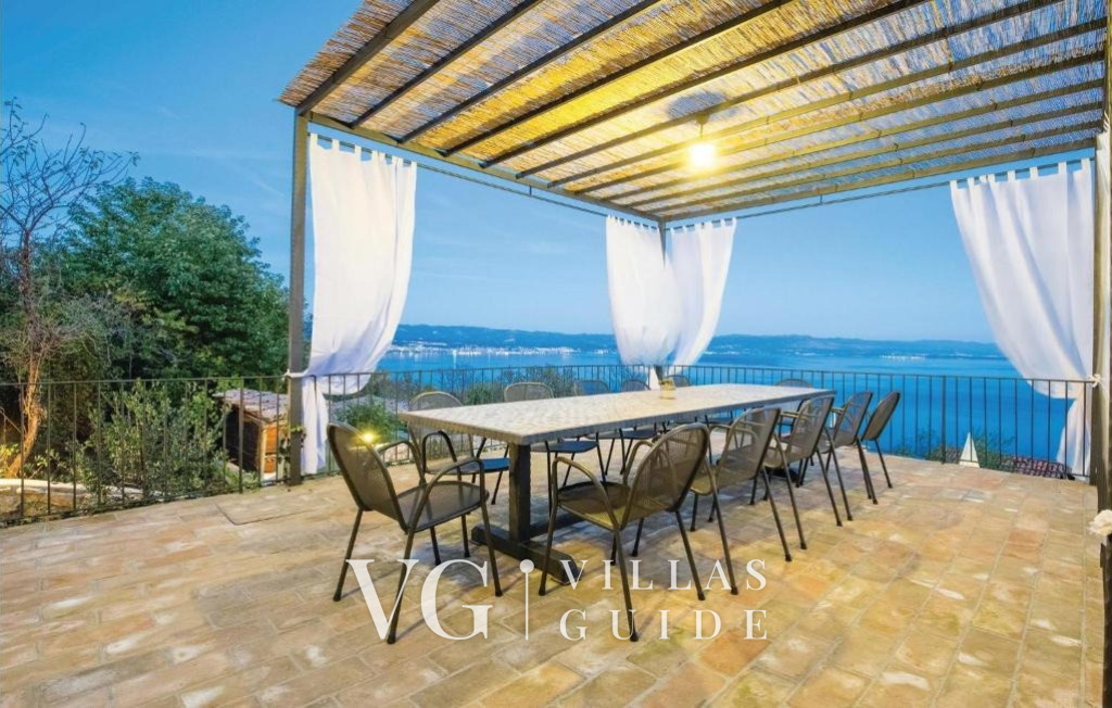 Holiday home Villa Bella with pool Garden and property exterior