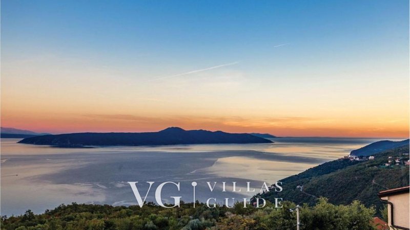 Holiday home Villa Bella with pool Garden and property exterior