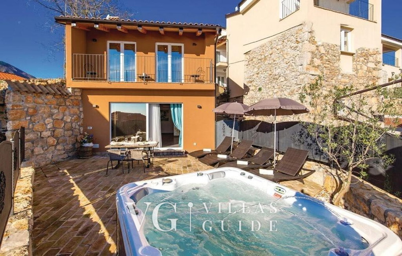 Holiday home villa Zora with outdoor whirpool wellness
