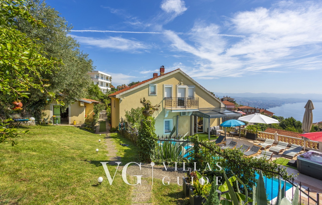 Holiday home Marijana with pool & whirpool Garden and property exterior