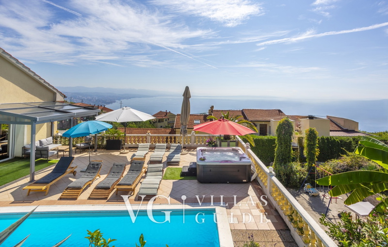 Holiday home Marijana with pool & whirpool Garden and property exterior