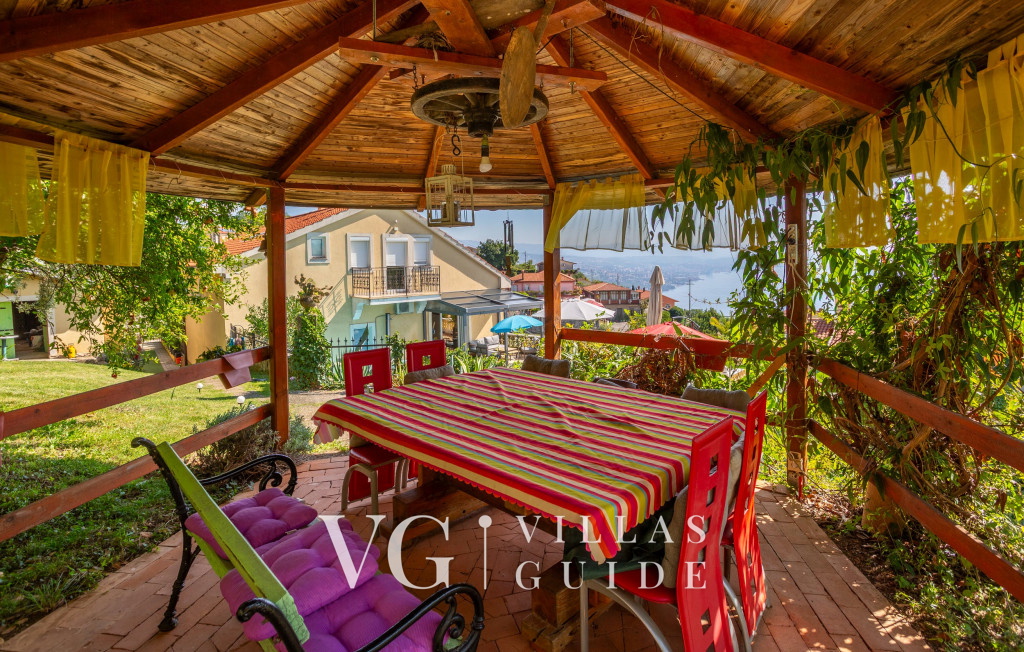 Holiday home Marijana with pool & whirpool Garden and property exterior