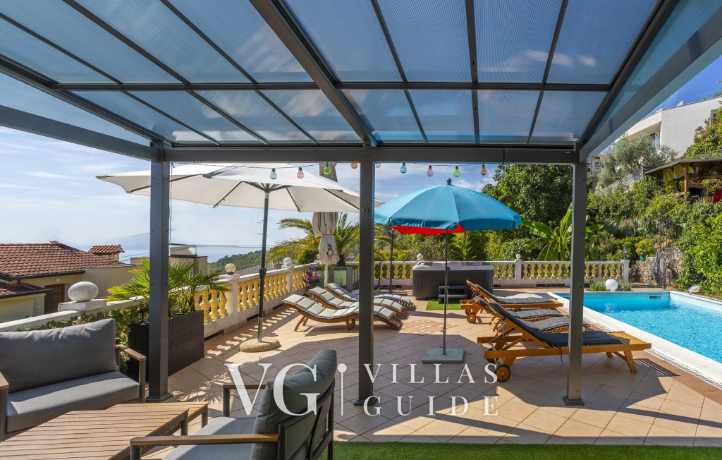 Holiday home Marijana with pool & whirpool Piscina