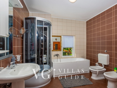 Holiday home Marijana with pool & whirpool Kupaonica