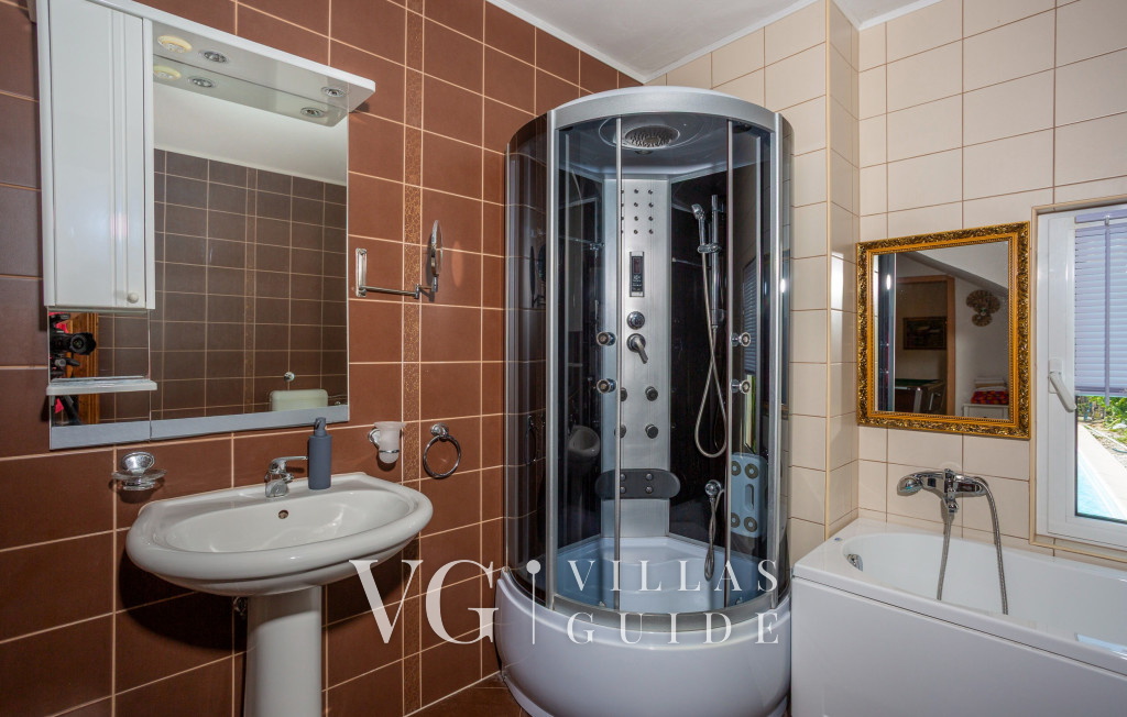 Holiday home Marijana with pool & whirpool Kupaonica