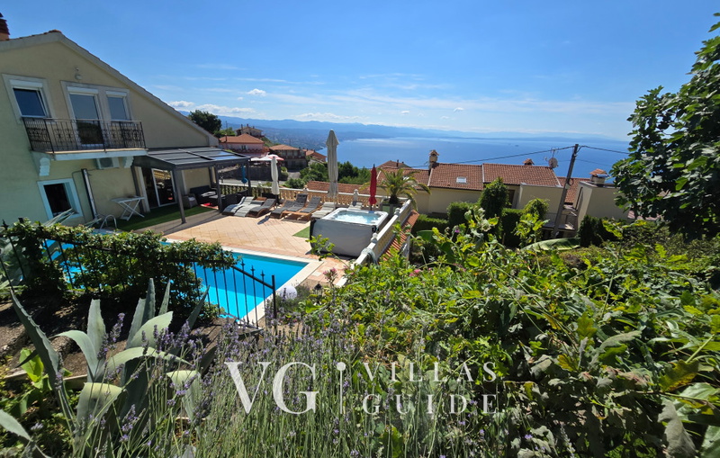 Holiday home Marijana with pool & whirpool Garden and property exterior