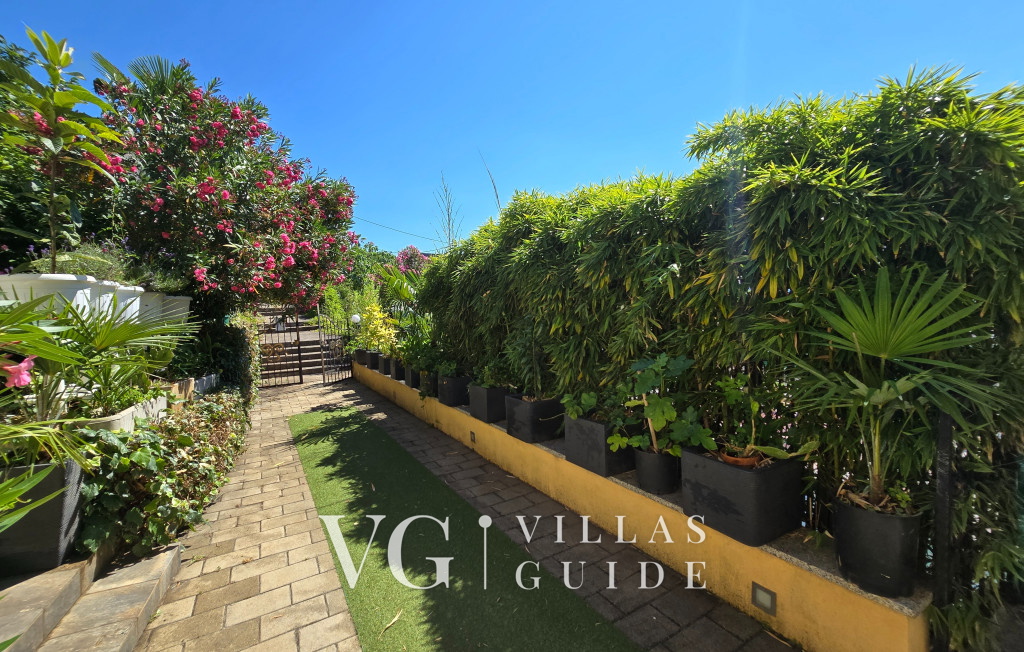 Holiday home Marijana with pool & whirpool Garden and property exterior