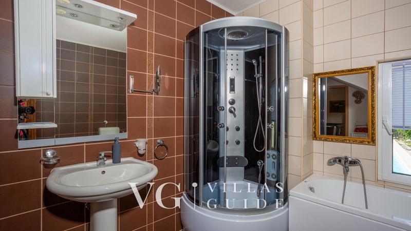 Holiday home Marijana with pool & whirpool Kupaonica