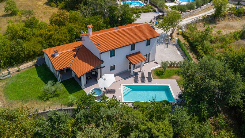 Villa Maya - Pool, Jacuzzi & Nature Oasis