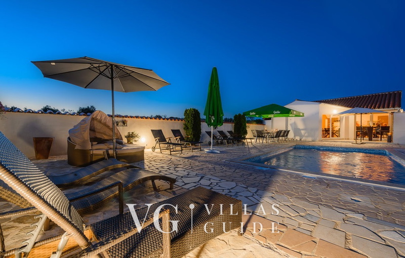 Vila Romani Garden and property exterior