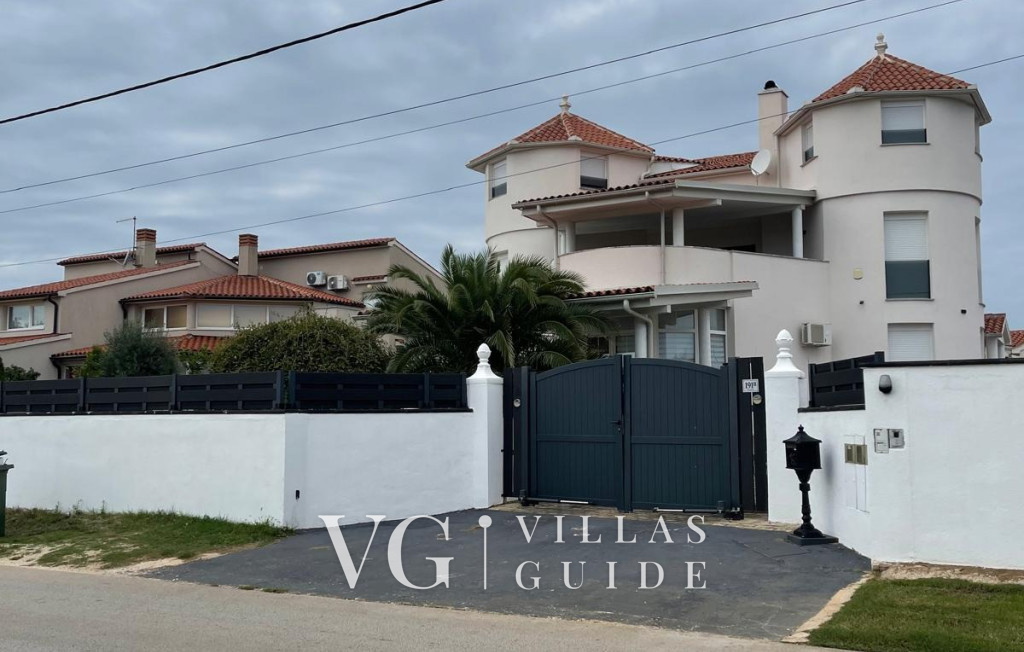 Vila Romani Garden and property exterior