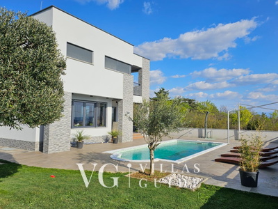 Holiday Home Villa Legara with pool