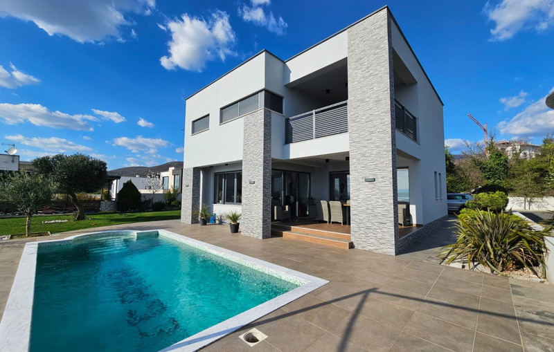 Holiday Home Villa Legara with pool