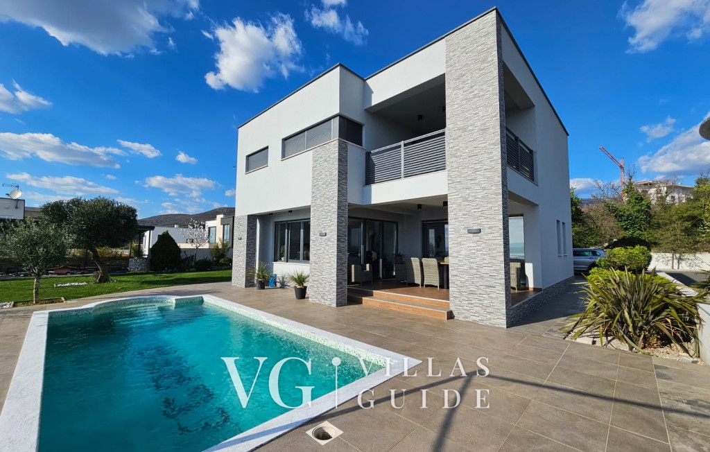 Holiday Home Villa Legara with pool