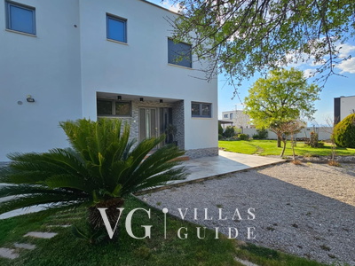 Holiday Home Villa Legara with pool