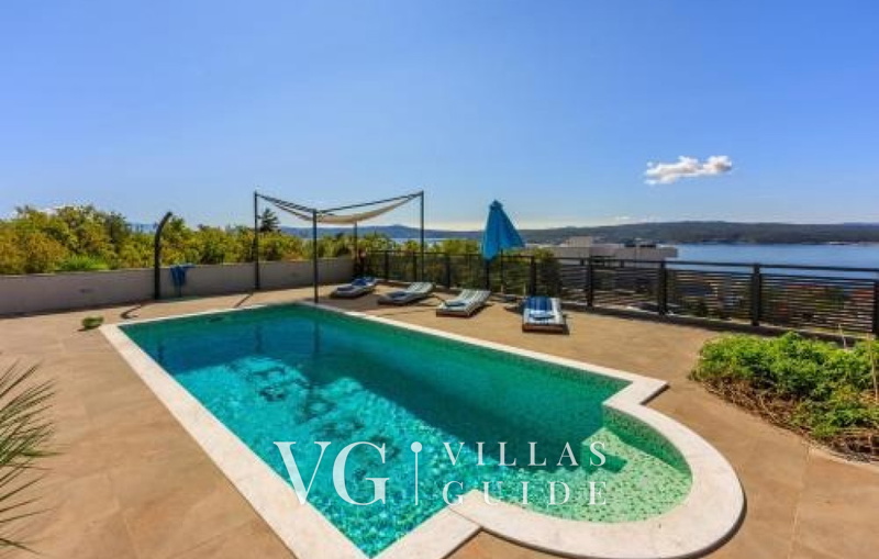 Holiday Home Villa Legara with pool