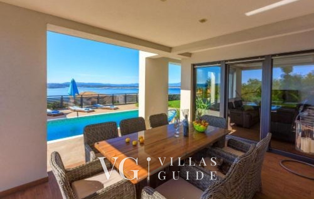 Holiday Home Villa Legara with pool