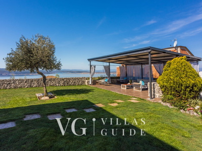 Holiday Home Villa Legara with pool