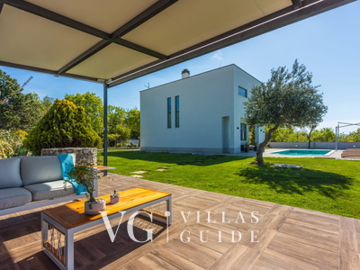 Holiday Home Villa Legara with pool