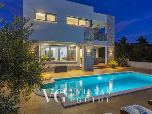 Holiday Home Villa Legara with pool