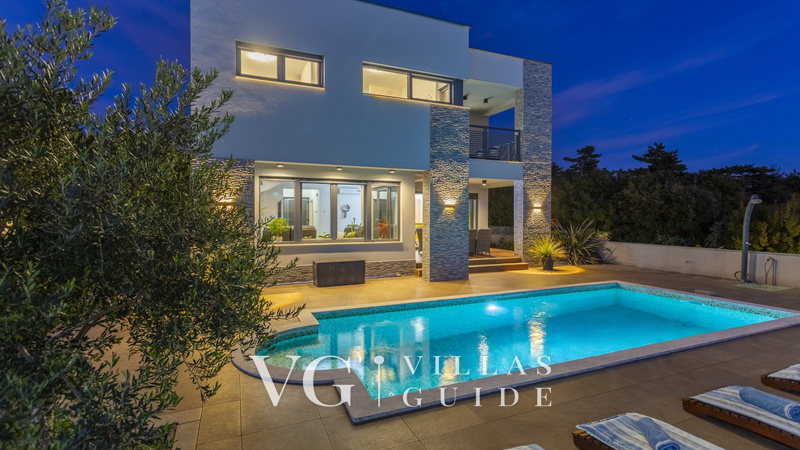 Holiday Home Villa Legara with pool