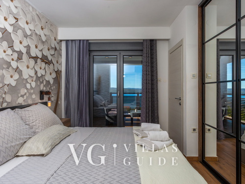 Holiday Home Villa Legara with pool