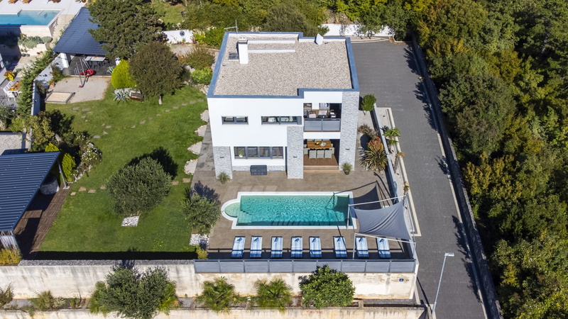 Holiday Home Villa Legara with pool