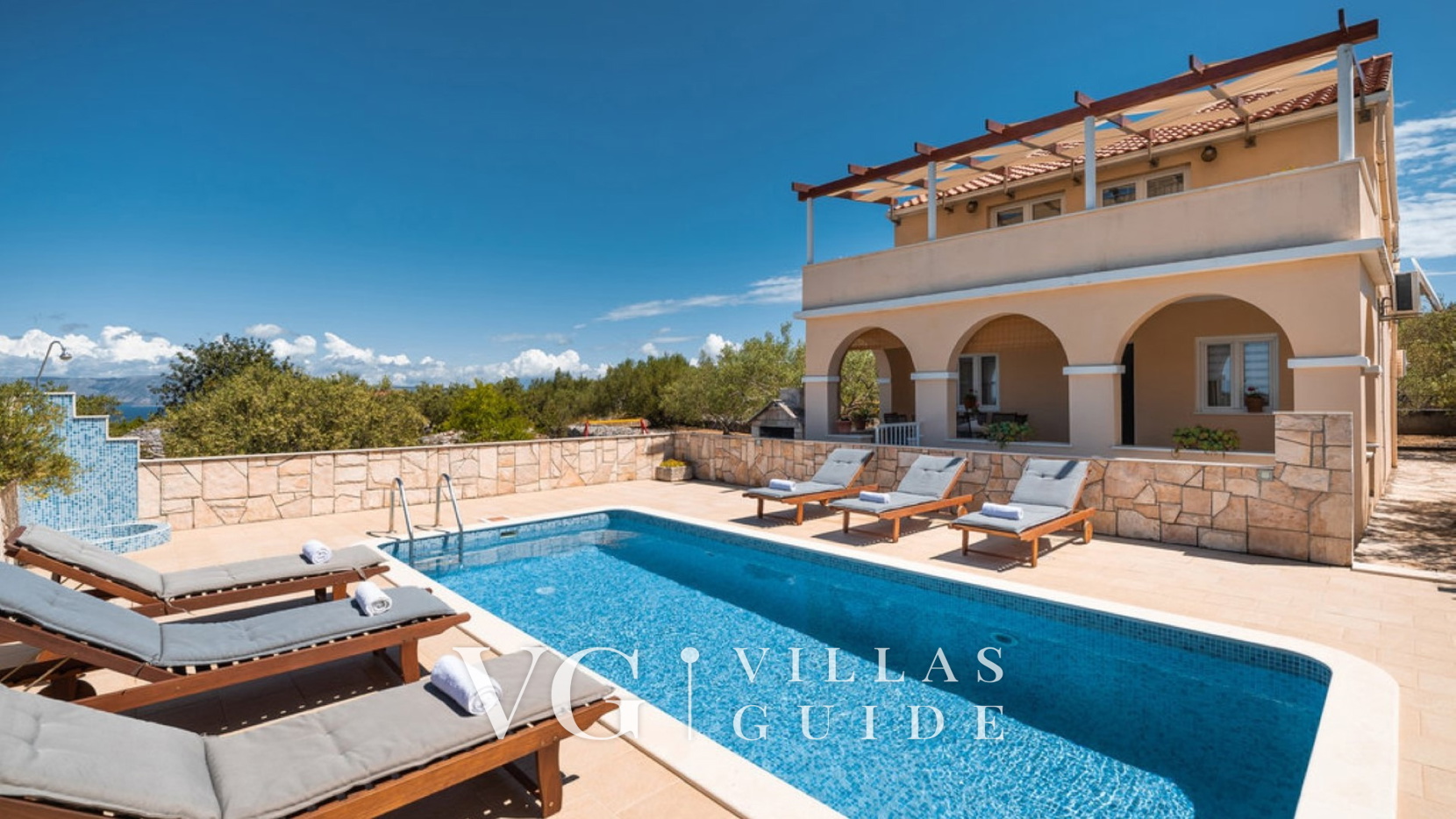 Holiday home SUNSET Garden and property exterior